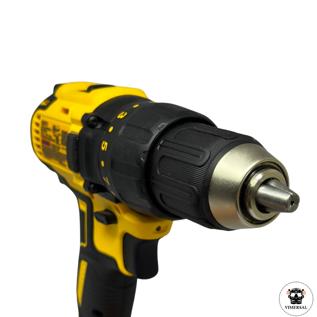 Taladro Atornillador Inalámbrico sin Escobillas (Brushless) de 20V MAX (DCD777) Seminuevo.